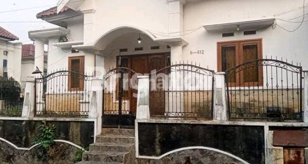 Rumah Pojok Kosongan Dengan 6 Kamar Tidur, Carport 2 Mobil Di Riverside Kota Malang 1