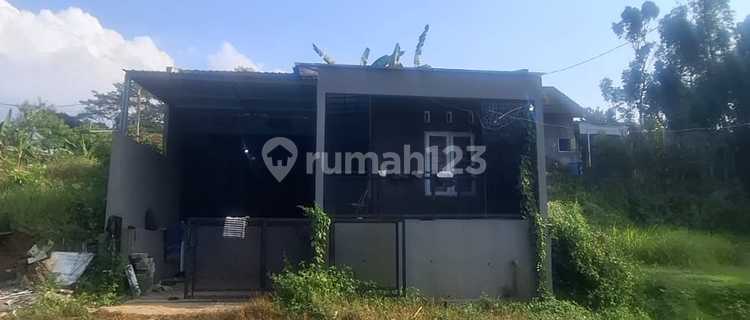 Ready-to-Occupy House in the Gunungpati Area 1