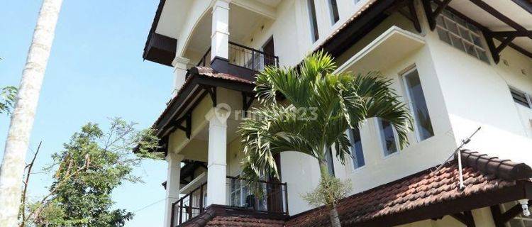 Villa Fully Furnished Dengan View Gunung Di Batu, Malang 1