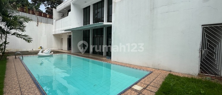 Rumah mewah luas dengan kolam renang besar di jalan bangka 1