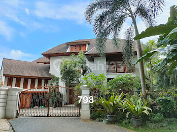 For sale: house with land area 895 sqm, building area 733 sqm in Lippo Karawaci, Tangerang. 1