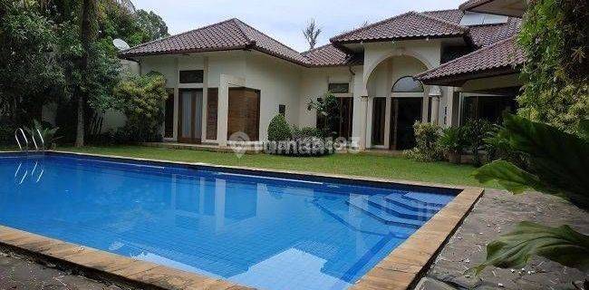 Rumah Megah Asri degan taman yang luas dan Pool di  CIRENDEU 1