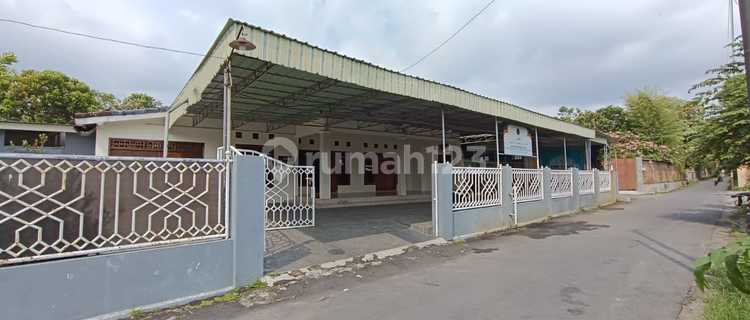For Rent: Spacious House in Godean, Suitable for Office, Ample Parking 1