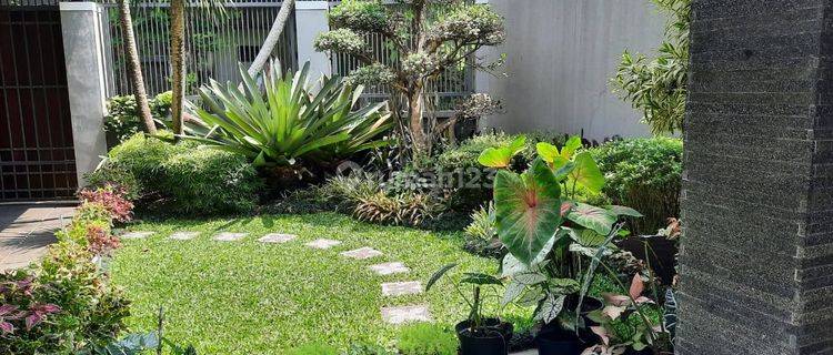 Jarang banget rumah full furnished siap huni di ciumbuleuit 1