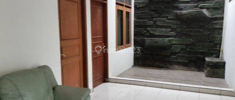 Rumah 5 kamar siap huni di Sayap gatot subroto 1