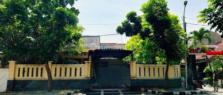  Rumah Hook  Bagus Di Jalan Utama Kresna Raya Indraprasta 1