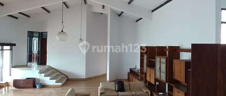 Rumah bagus dng taman luas 2 Lantai di Cipaku 1