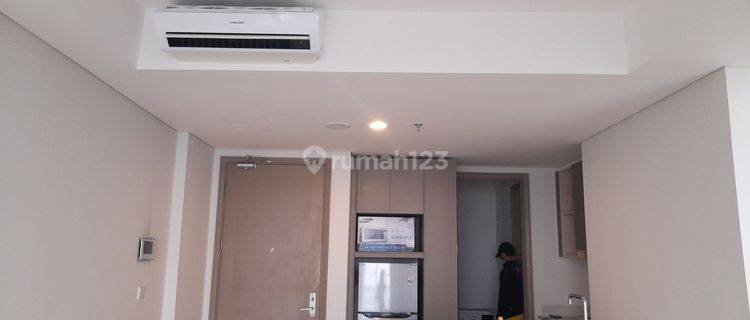 DISEWA APARTEMEN GOLD COAST 3 BR SEMI FURNISH VIEW LAUT 1