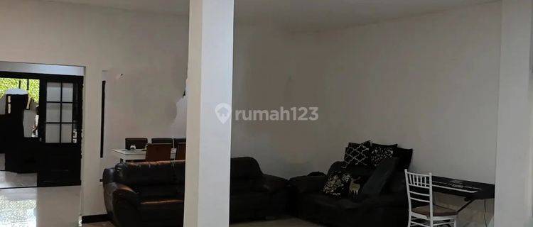Rumah 3,5 Lantai di Jendral Sudirman Mainroad 1