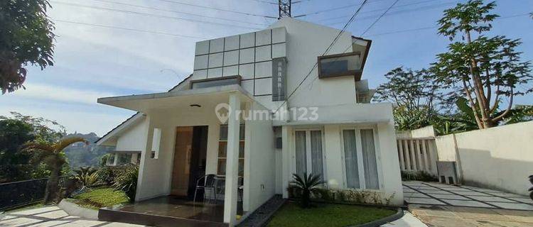 Rumah Villa Full Furnished di Kawasan Wisata Dago 1