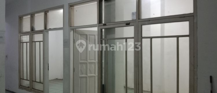 For Rent, Strategically Located Shop House in Diketapang 1