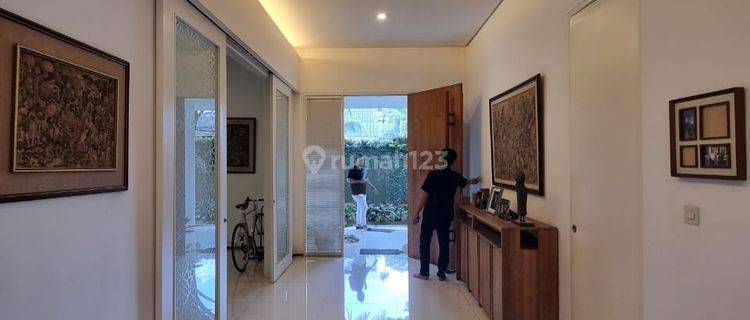 Rumah Tropis Mewah di Kemang 1 Lantai Dengan Taman Rimbun Kolam Renang Pribadi 1