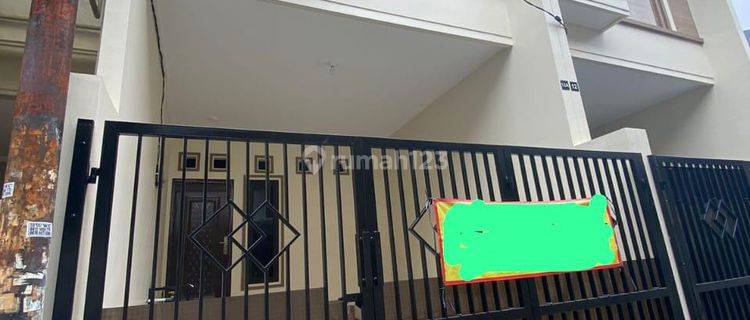  Rumah 3 Lantai Unfurnished Baru SHM - Sertifikat Hak Milik di Jl Tanjung Duren Selatan Jakarta Barat, Tanjung Duren Selatan 1