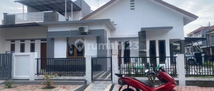 Disewakan Rumah 2 Lantai Luas Tanah 268m2, 4+1 Kamar Tidur, Dalam Komplek Keamanan 24jam, Siap Huni, Cocok di Jaidikan Hunian/Kantor, di Antapani Bandung 1