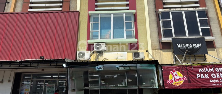 For Sale: Grand Wisata Shop House Ready for Use, 2 Floors, Spacious Parking, Ideal for Culinary Business, Clinic, Salon, School, or Office, 100m from Living World Mall, Eligible for Mortgage, Direct Access to Tambun Toll Road, Grand Wisata Bekasi. 1
