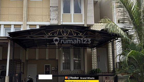 Disewakan Rumah Grand Wisata Split Level 3+1 Kamar Tidur, Semi Furnished, Fasilitas Kolam Renang, Taman, Jogging Track, 550 Meter Menuju Mall Living World Grand Wisata Bekasi 1