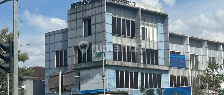 For Sale: 4-Story Ruko in Celebration Town, Ready to Use, Hook Position, Strategic Location, 250m2 Area, Boulevard Road, Eligible for KPR, Suitable for Office, Clinic, Pharmacy, or Culinary Business, 1km Access to Tambun Toll Road, Grand Wisata Bekasi. 1