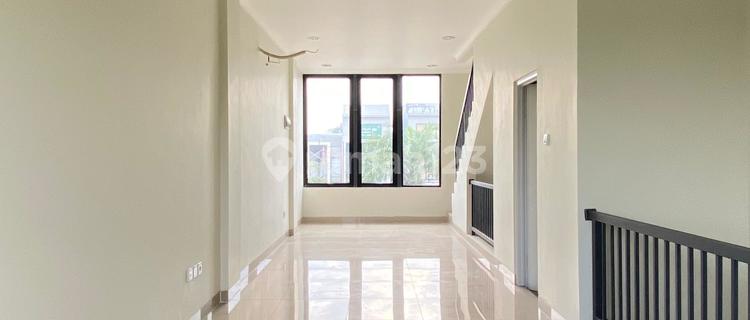 For Rent: New Wesfileld Hook 3-Story Shop House, Spacious Free Parking, Suitable for Office, Clinic, School, or Culinary Business in Grand Wisata Bekasi 1