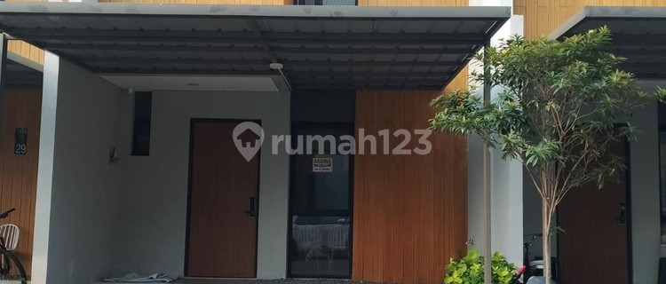 Disewakan Rumah 2 Lantai, Full Furnished, Siap Huni, 3 Kamar Tidur, Dekat Mall, Akses Langsung Tol Tambun Bebas Banjir, Keamanan 24 Jam, di Grand Wisata 1
