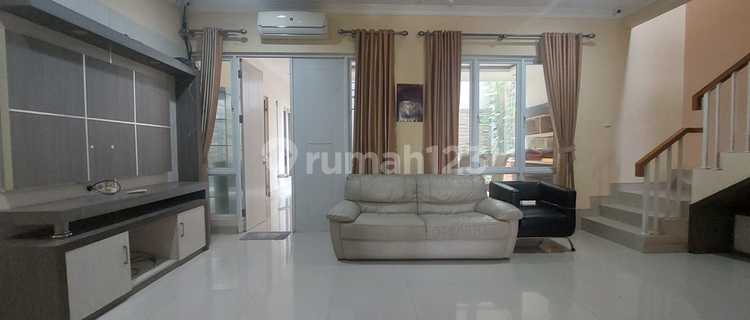 Disewakan Rumah Grand Wisata 2 Lantai, Full Furnished, 5 Kamar Tidur, View Taman Fasilitas Kolam Renang, 200m dari Mall Living World Grand Wisata Bekasi 1