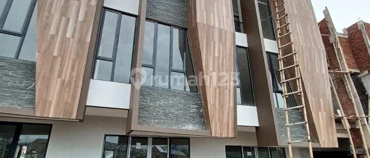 Two-Story Shophouse in Rancamaya. Has a Backyard. Move-in Ready. 1