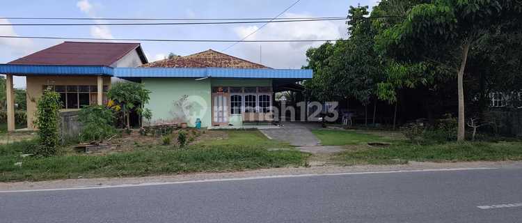 Dekat Singkawang Grand Mall, Jual Rumah Hitung Tanah Aja, Jalan Utama. 1
