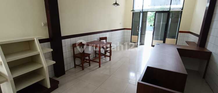 ready-to-use shophouse in a strategic location in the arcamanik area 1