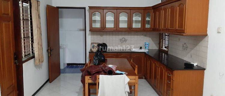 rumah strategis nyaman di sayap surya sumantri 1