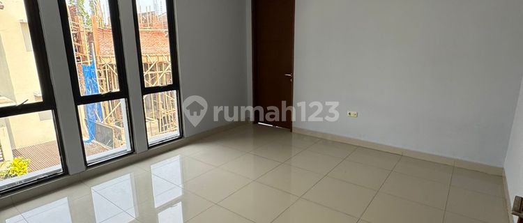 3 story modern homely house in Setra Duta Cipaganti 1