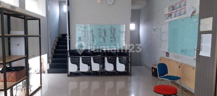 ruko 4,5 lantai full furnished di sayap setra sari 1