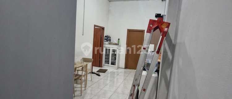 Strategic ready-to-use shop house in Dewi Sartika 1