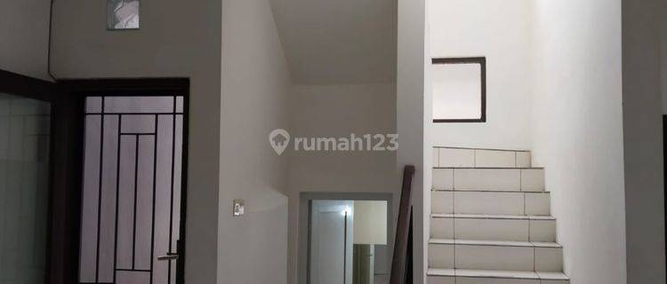 Rumah Kontrakan 2 Lantai Bagus Semi Furnished Cluster Madrid Palem Semi , Tangerang 1