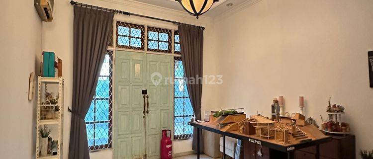 Rumah Di Lokasi Strategis, Good price Di darmawangsa 1