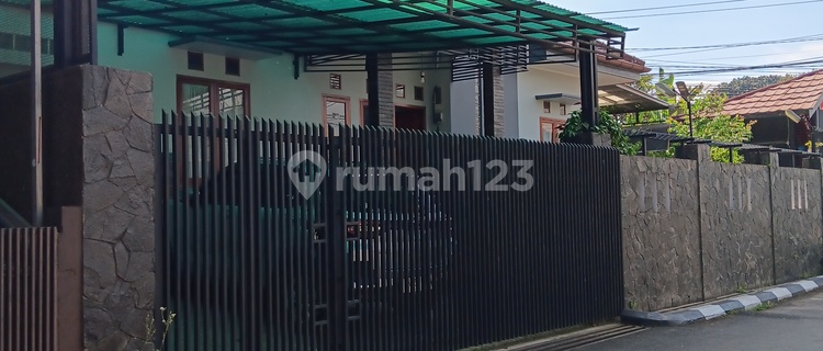 Dijual Rumah 2 Lantai Siap Huni. Terawat . Komplek Taman Cihanjuang. Cimahi. Dekat Cafe Kupu Kupu , Cibaligo Permai, Sariwangi. 1