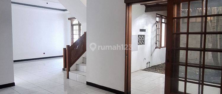 Dijual Rumah 2 Lantai. Di Komplek Griya Mas , Lingkungan Komplek Nyaman Dan Bersih. Lokasi Strategis Dekat K Kampus Maranatha, Pintu Tol Pasteur, Sarijadi, Setraduta. Bandung Utara. 1