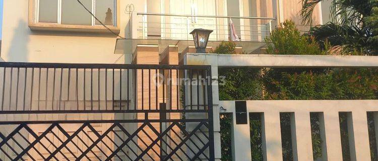 Dijual Rumah Modern Tropical di Jakarta Barat  1