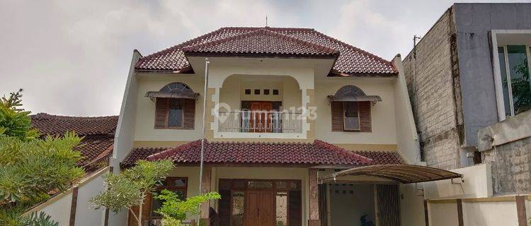 Rumah besar 2 lantai 1