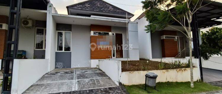 Di jual rumah SHM di Bsb Village 1