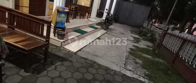 Rumah dengan Tanah Luas ******** 1