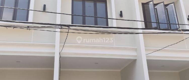 Rumah Bagus 3 Lantai Full Bata Merah Ada 3 Unit SHM di Taman Ratu 1