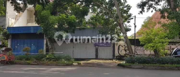 Strategically Located Laweyan Shop House, Solo, Area 240M2 1