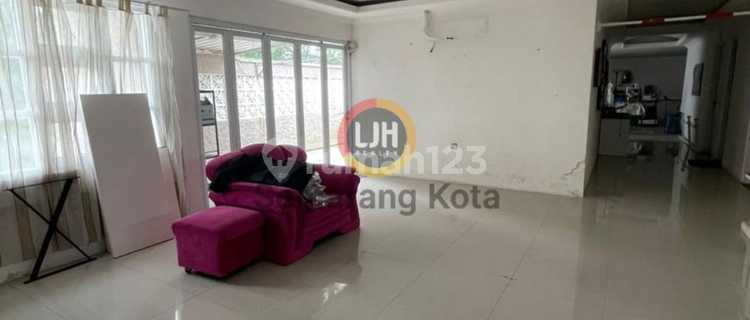 The building is suitable for an office on Supriyadi Street. 1