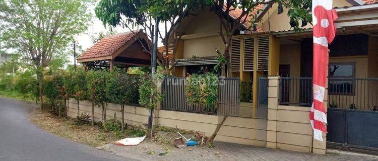 Rumah di Desa Janti 300m dari Taman Safari Prigen Furnished Pool 1