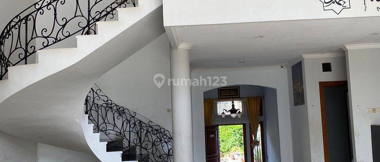 Disewakan Rumah Lux Besar 3 Lantai di Setra Duta 1