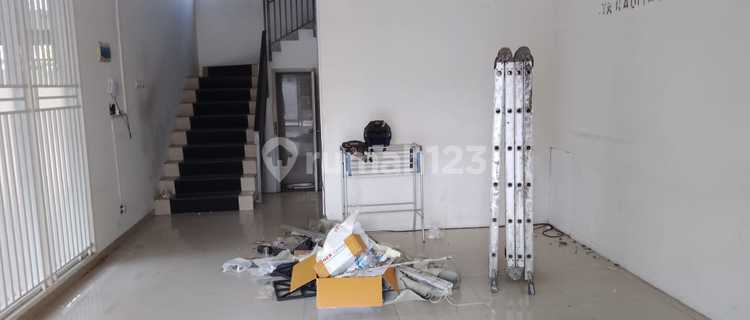 For Rent: Well-Maintained 4-Story Strategic Shop House in Setrasari 1