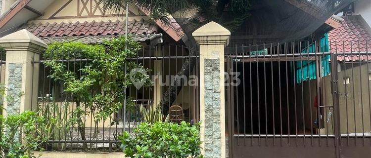 Spacious 240m House with 3 Carports in Lantana Cluster, Banjar Wijaya 1