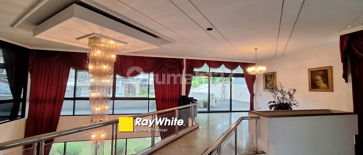 House Needs Minor Renovation Unfurnished SHM Kebayoran Baru, South Jakarta 1