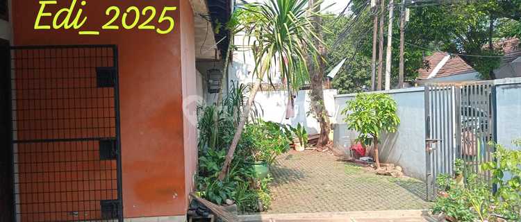 House Needs Complete Renovation Unfurnished Freehold Kebayoran Baru, South Jakarta 1