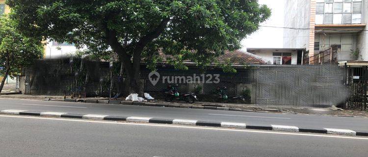 RUMAH TUA HITUNG TANAH DI PINGGIR JALAN DEKAT POS PENGUMBEN 1