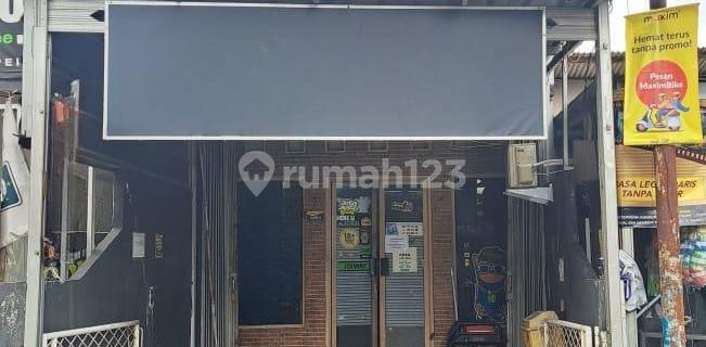2-story shop house in a strategic location by the main road in Depok 1